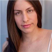 Profesora nativa de español (acento latino neutro). Licenciada en teatro y con un máster en interpretación audiovisual